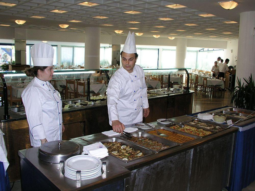 Argile Resort Mantzavináta المطعم الصورة